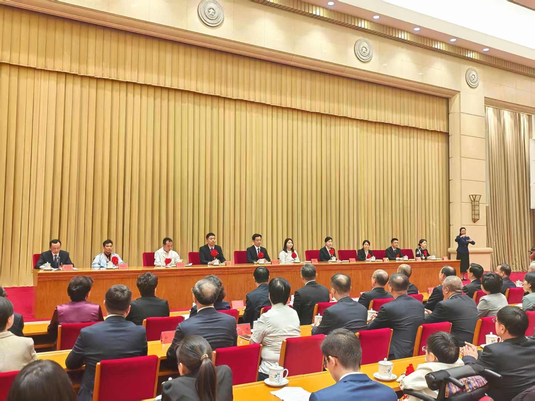 第七次全國自強模范暨助殘先進事跡首場報告會現場。 人民網記者 王子鋒攝