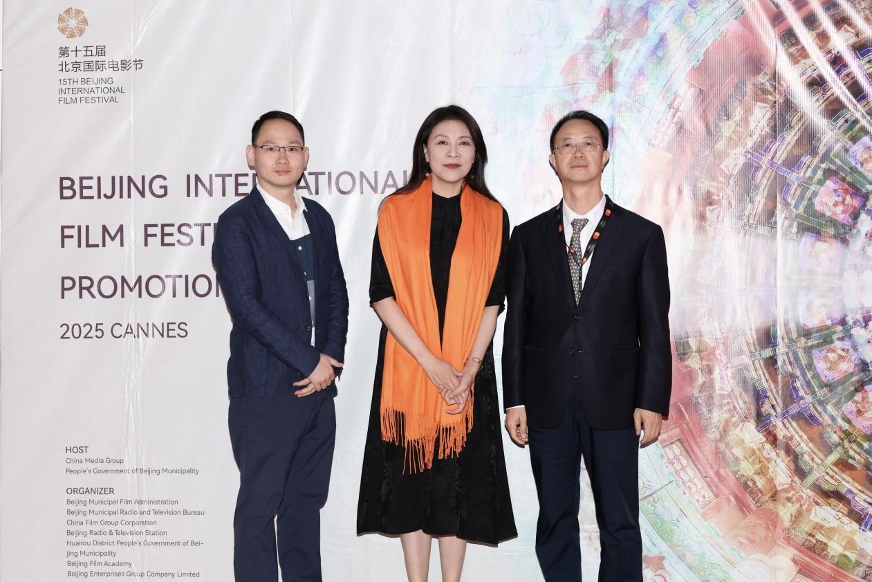 余俊生（右一）與《走走停停》導(dǎo)演龍飛（左一）、演員岳紅（左二）合影。主辦方供圖