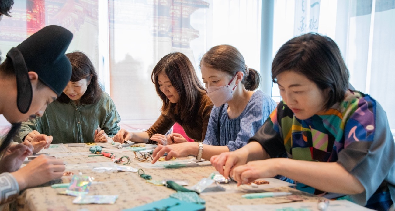 客人體驗制作綠松石銅牌。中國駐大阪旅游辦事處供圖