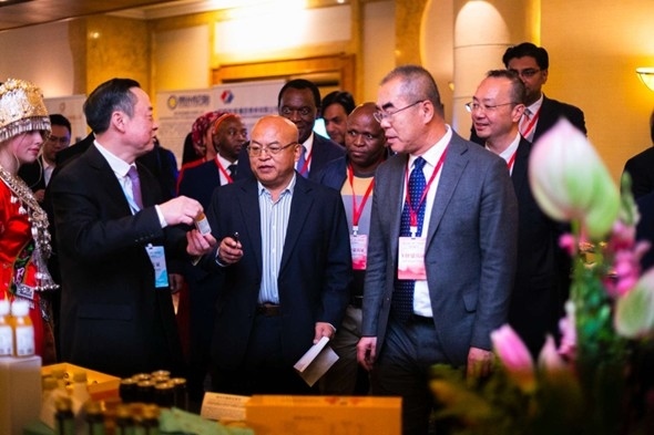 與會(huì)嘉賓走訪特色展臺(tái)。南非貴州商會(huì)供圖