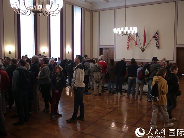 圖為觀眾們在卡爾霍斯特紀(jì)念館內(nèi)參觀。人民網(wǎng) 肖晶攝