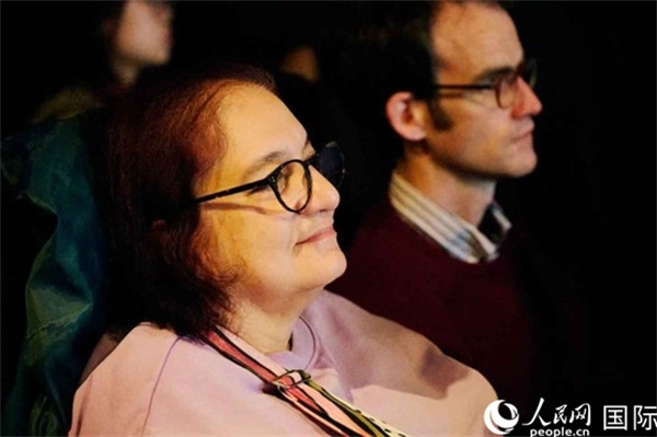 英國觀眾觀看巡展影片。楊浩鵬攝