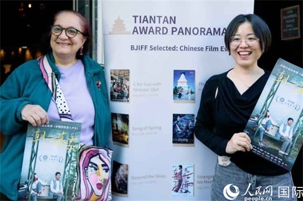 《朝云暮雨》放映前，觀眾前同主辦方互動。楊浩鵬攝