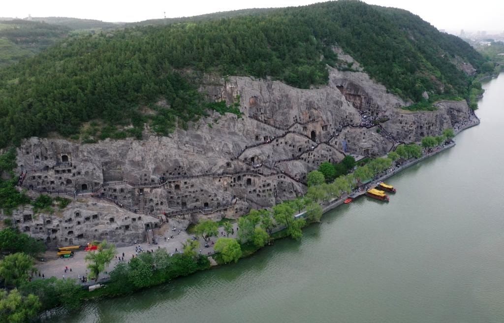 這是近日拍攝的洛陽(yáng)龍門(mén)石窟（無(wú)人機(jī)照片）。新華社記者 李嘉南 攝