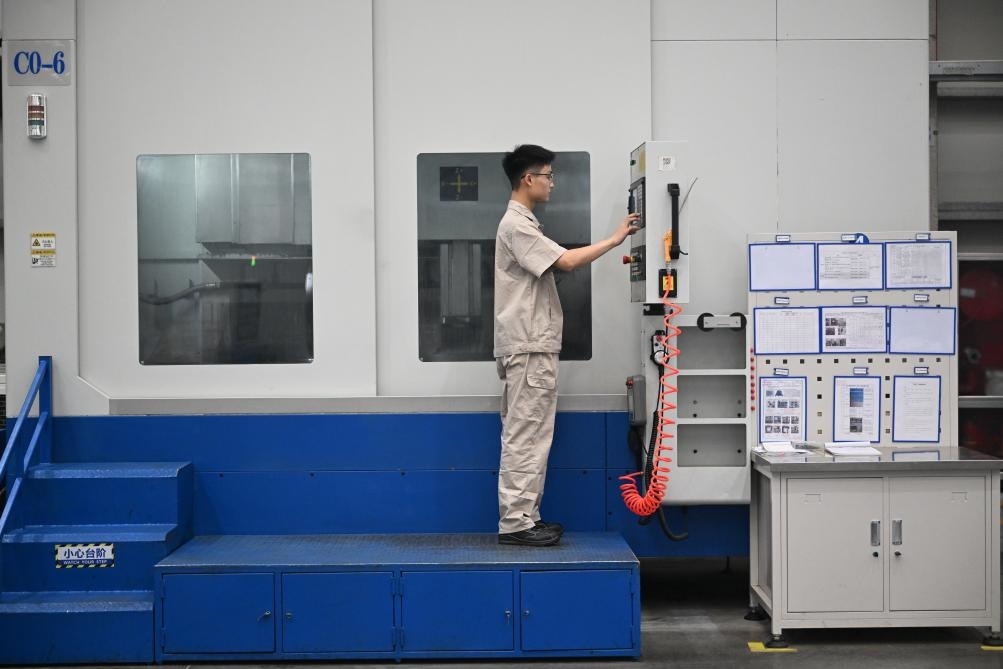 近日，工人在洛陽軸承集團股份有限公司的智能生產線上作業(yè)。新華社記者 李嘉南 攝