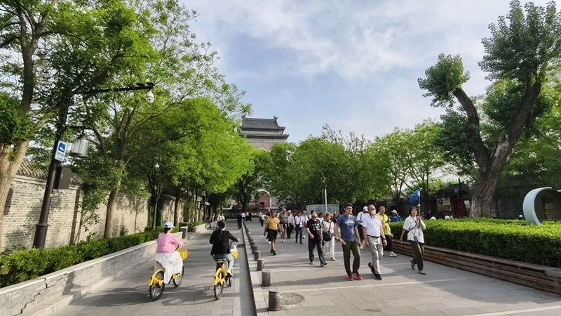 外國游客游覽北京鼓樓。人民網(wǎng)記者 李楠樺攝