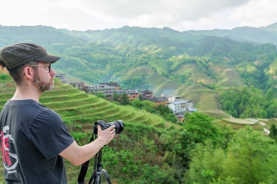 2025年年5月9日，廣西桂林，外國(guó)游客游覽龍脊梯田，在美景前駐足拍照。（圖片來(lái)源：視覺(jué)中國(guó)）