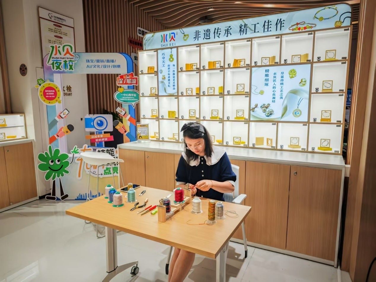 水貝夜校學(xué)員正在展示手工編繩過(guò)程。人民網(wǎng) 肖聰聰攝