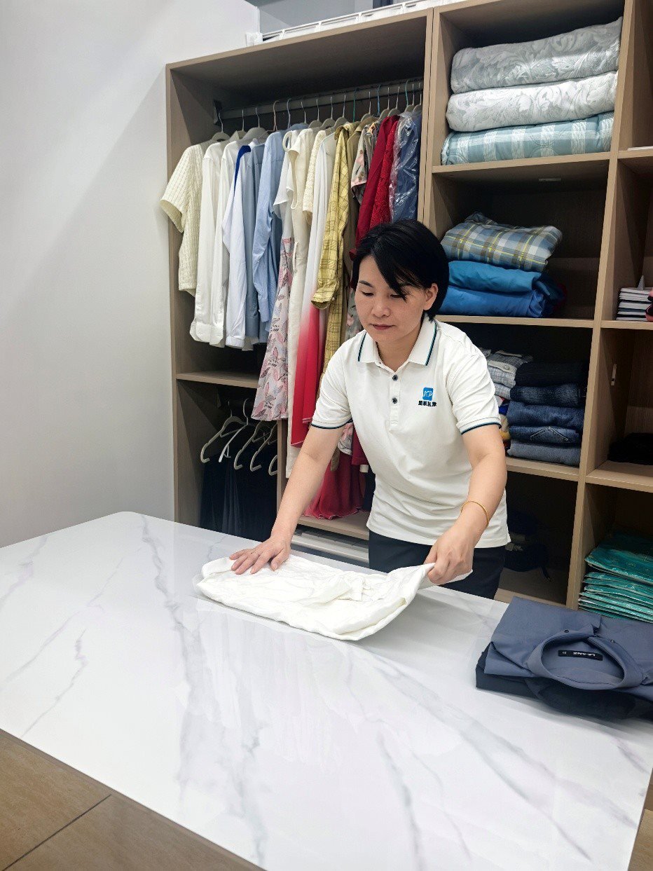 劉水金正在客戶家中做衣柜整理收納工作。受訪者供圖