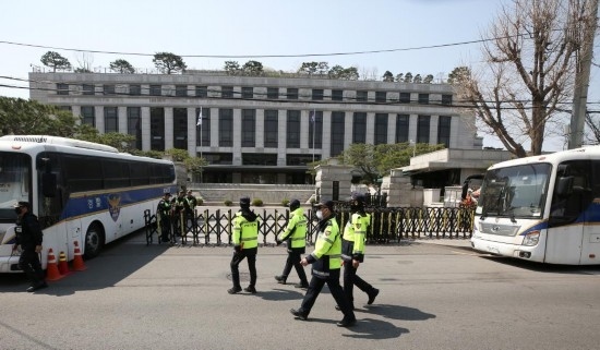 4月3日，在韓國首爾，警察在韓國憲法法院前執(zhí)勤。新華社記者姚琪琳攝