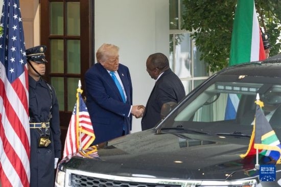 5月21日，美國總統(tǒng)特朗普（左二）在華盛頓白宮迎接到訪的南非總統(tǒng)拉馬福薩。新華社記者 胡友松 攝