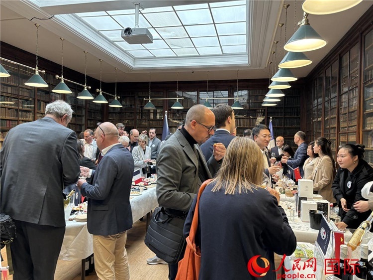 FIWA大獎(jiǎng)賽獲獎(jiǎng)酒及農(nóng)產(chǎn)品2025專業(yè)展暨中國(guó)云南—法國(guó)巴黎特色商品推介會(huì)現(xiàn)場(chǎng)。人民網(wǎng)記者 于超凡攝