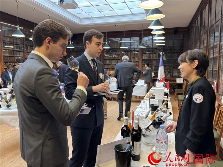 法國(guó)嘉賓與參展云南企業(yè)代表交流。人民網(wǎng)記者 于超凡攝