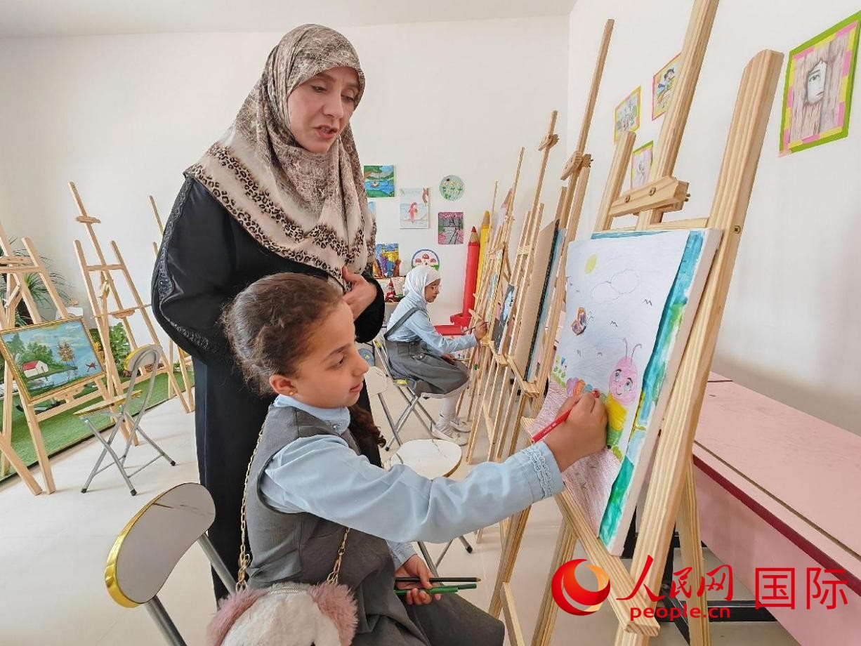 阿爾穆塔?阿里卡特國際學校的學生在美術室上課。人民網記者 管克江攝