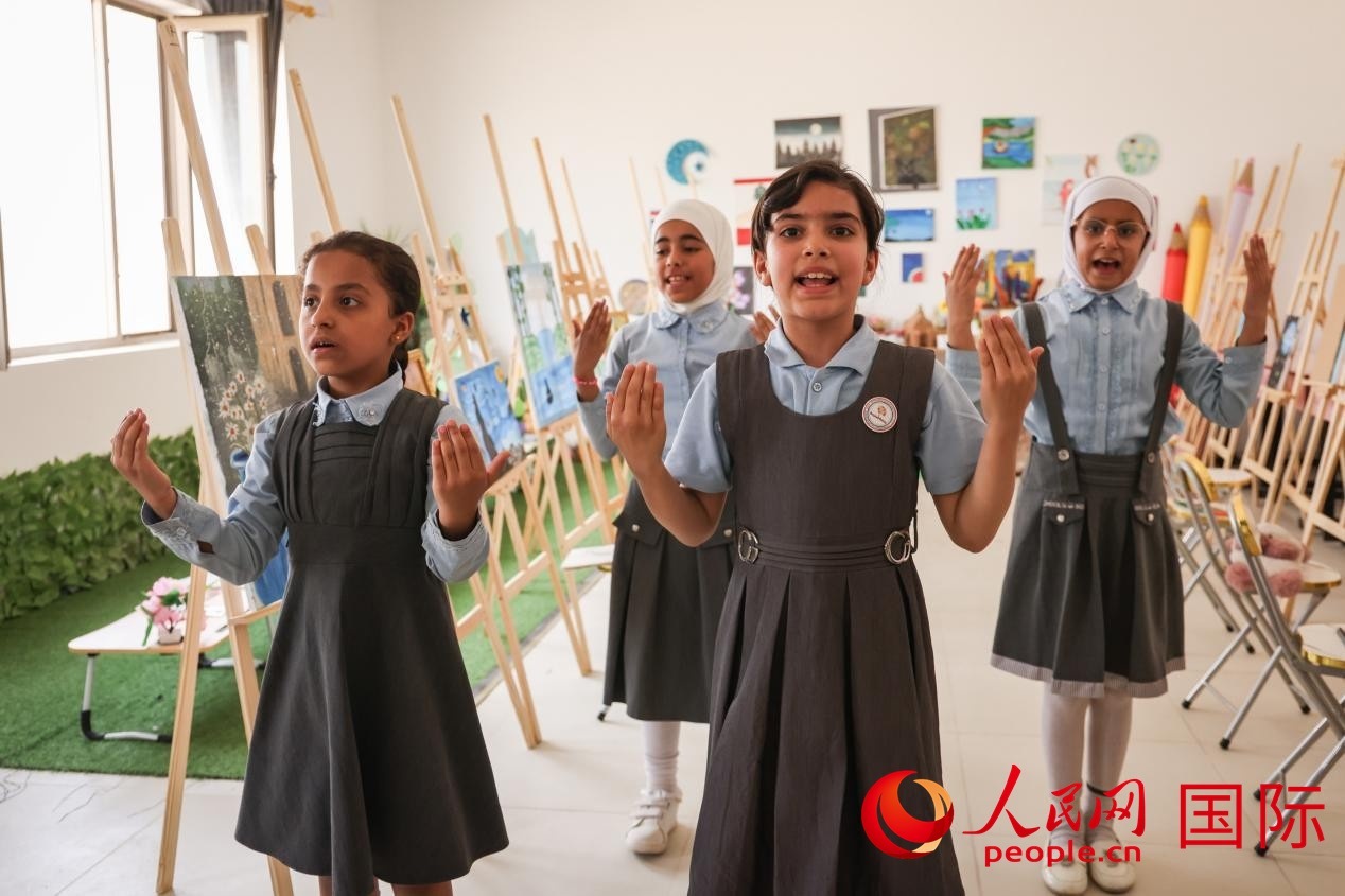 阿爾穆塔?阿里卡特國際學校的學生表演舞蹈。人民網記者 薛丹攝