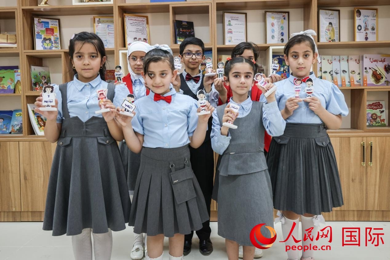 阿爾穆塔?阿里卡特國際學校的學生在圖書室上課。人民網記者 薛丹攝