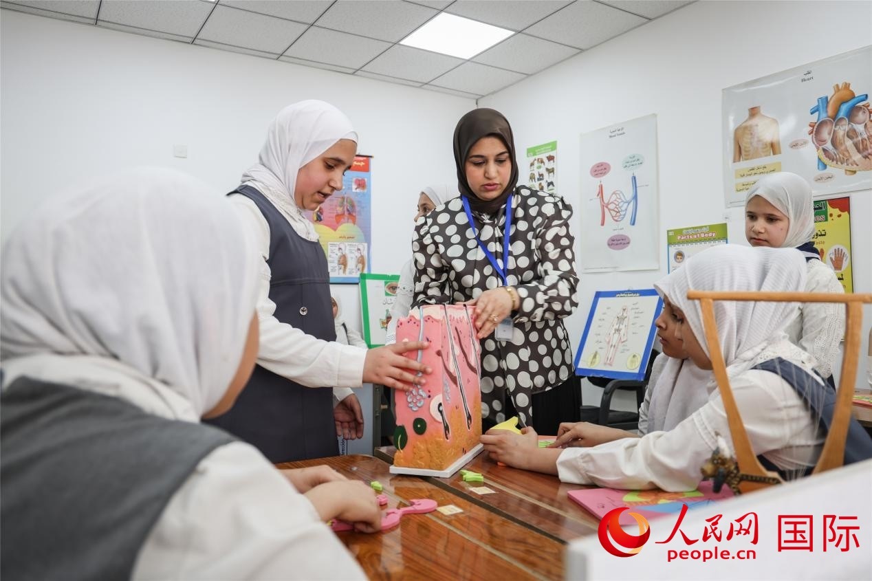 圖為阿爾·圖拉女子學(xué)校學(xué)生在上生物課。人民網(wǎng)記者 薛丹攝