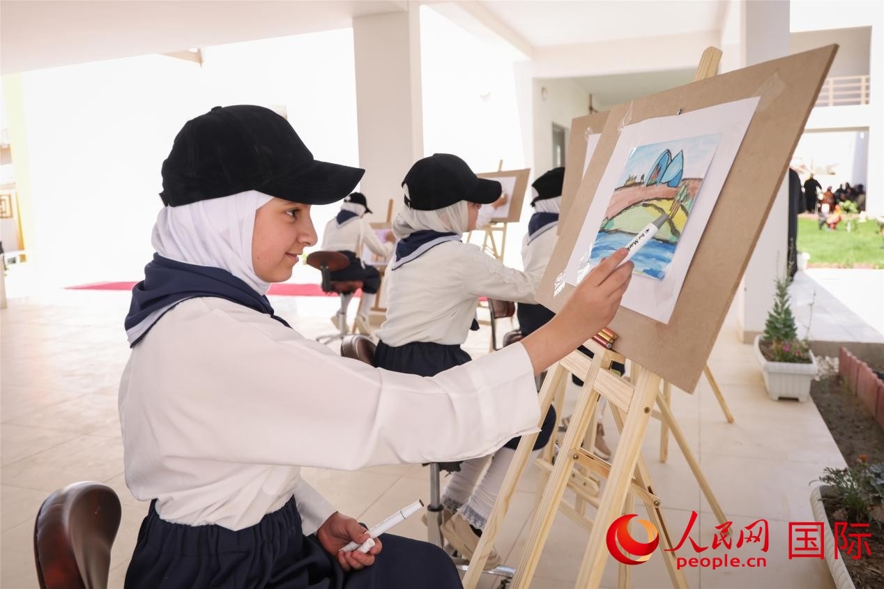 圖為阿爾·圖拉女子學(xué)校學(xué)生在上美術(shù)課。人民網(wǎng)記者 薛丹攝