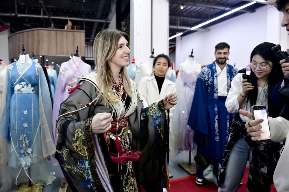 2025年4月8日，參加曹縣漢服文化節(jié)的意大利嘉賓卡米拉在試穿漢服。新華社記者郭緒雷 攝