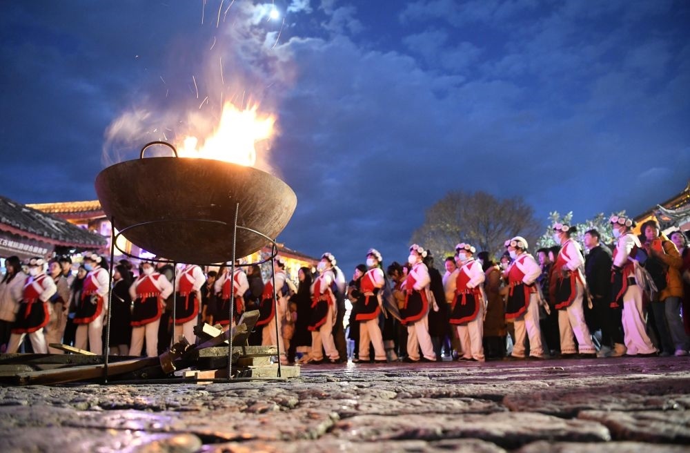 2025年1月11日，游客和居民在麗江古城打跳游玩。（趙慶祖攝）