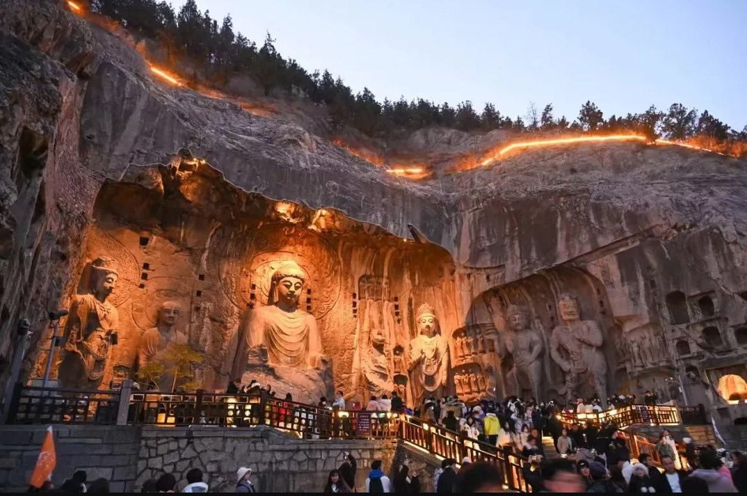 游客在龍門石窟參觀游覽。