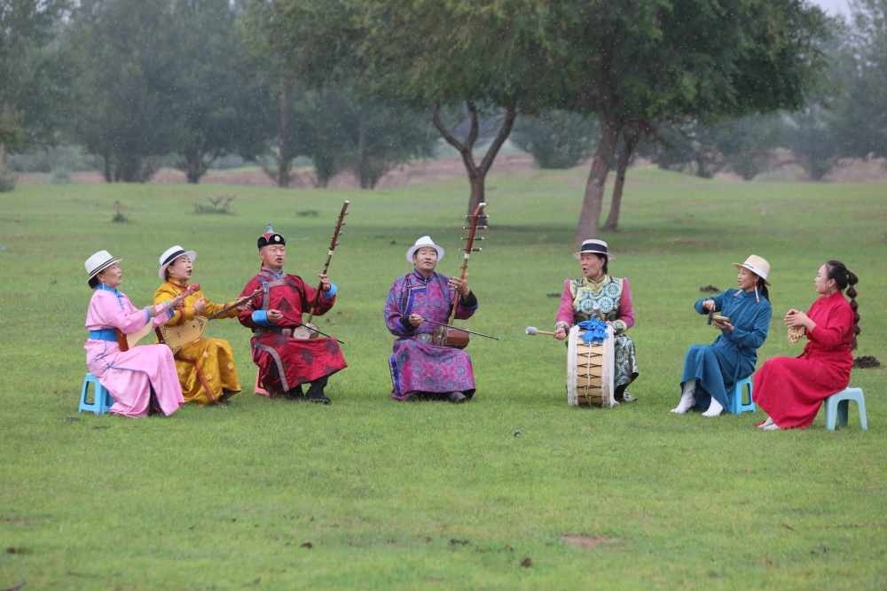 2024年7月16日，《格薩（斯）爾》史詩說唱傳承人在內(nèi)蒙古赤峰市巴林右旗戶外表演。（胡斯楞攝）