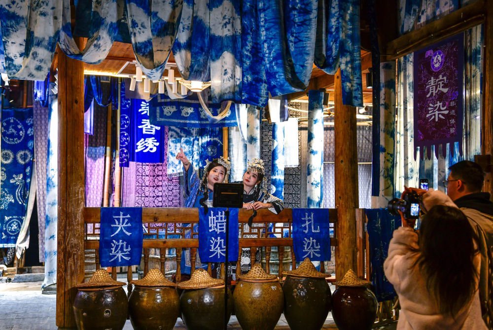 2025年3月17日，游客在貴州省黎平縣肇興侗寨里留影。新華社記者楊文斌 攝