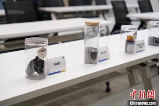 5月20日，浙大高分子科學與工程學系內(nèi)擺放著石墨礦等。 曹丹 攝