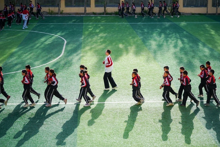 2025年4月24日，在新疆克州阿圖什市哈拉峻鄉(xiāng)謝依特小學，支教教師帶領(lǐng)學生晨跑。新華社記者 徐宏巖 攝