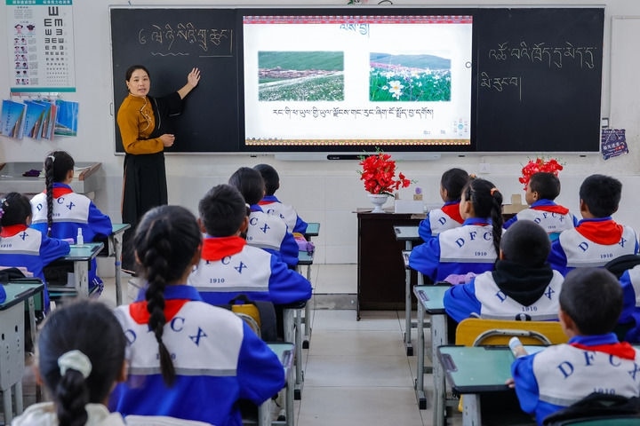 2024年9月27日，在四川省甘孜藏族自治州道孚縣城關(guān)第一完全小學，采取“藏加模式”教學的五年級一班的藏語文課上，準木周老師指導藏族學生以家鄉(xiāng)草原風物為主題寫作藏語文作文。新華社記者 沈伯韓 攝