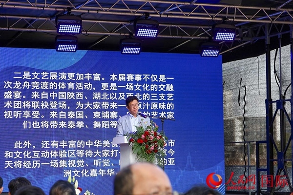 中國(guó)駐法蘭克?？傤I(lǐng)事黃昳揚(yáng)在致辭中對(duì)龍舟賽表示熱烈祝賀。人民網(wǎng) 依琳攝