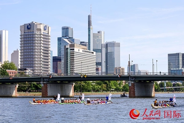 龍舟賽隊(duì)伍奮力揮槳、破浪前行。人民網(wǎng) 依琳攝