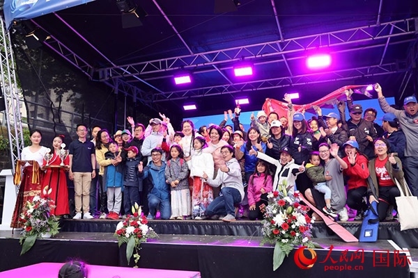 獲獎(jiǎng)選手們上臺(tái)領(lǐng)獎(jiǎng)并合影留念。人民網(wǎng)記者 劉仲華攝