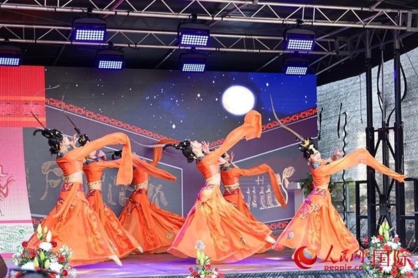 美因河畔的舞臺(tái)上中國(guó)傳統(tǒng)舞蹈精彩上演。人民網(wǎng) 依琳攝