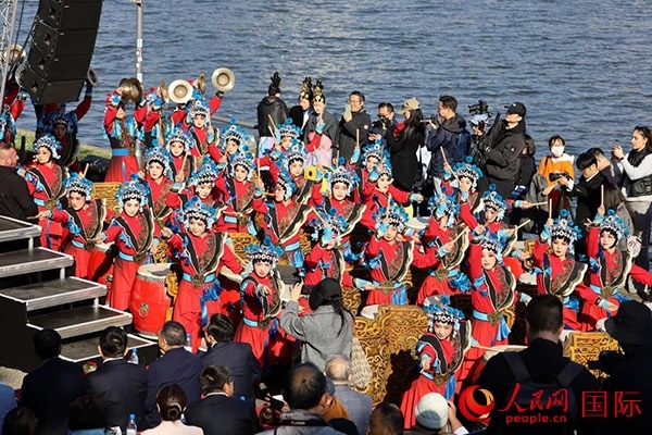 龍舟賽開(kāi)幕式上，《楊家將戰(zhàn)鼓》演奏引爆全場(chǎng)。人民網(wǎng) 依琳攝