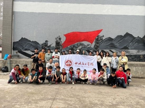 “行動中的課堂：探尋茶馬古道紅色印記”工作坊與當?shù)匦W生共同創(chuàng)作主題壁畫。