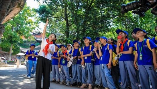 石刻小導游稅明潔為西藏小朋友志愿解說。