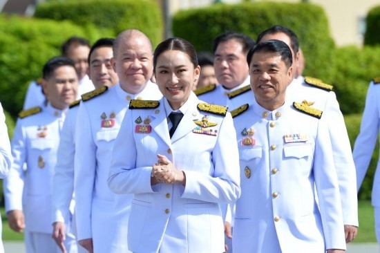 2024年9月7日，泰國(guó)總理佩通坦·欽那瓦（前中）及新一屆內(nèi)閣成員在位于首都曼谷的總理府與媒體見面。新華社發(fā)（拉亨攝）