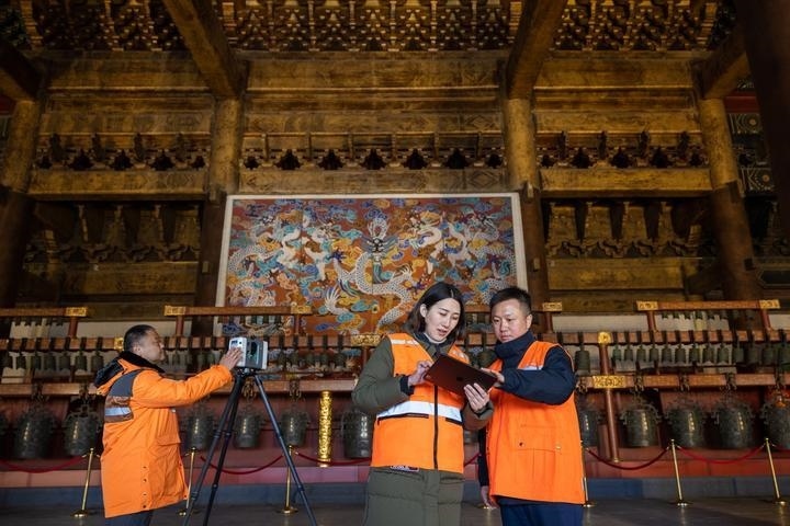 北京市測繪設計研究院團隊在太廟測繪（2023年2月19日攝）。2020年9月起，北京市測繪設計研究院的技術團隊開展了北京中軸線遺產(chǎn)點實地測繪，從文物保護、環(huán)境整治、文物騰退等方面為北京中軸線申遺提供空間數(shù)據(jù)底板。