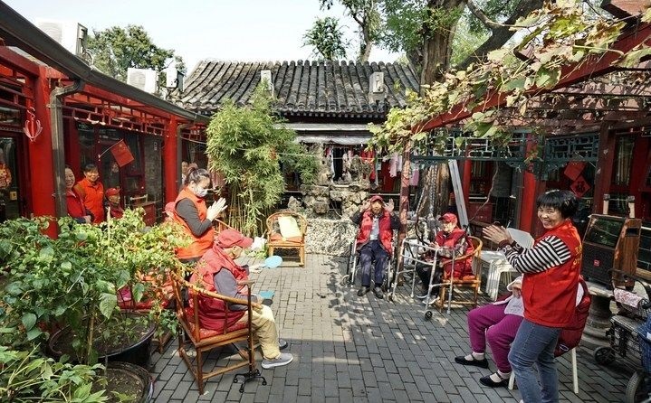 2024年10月12日，鐘樓灣胡同的老年人在社區(qū)內(nèi)的四合院養(yǎng)老驛站休閑。2017年起，北京市先后開展了兩輪背街小巷環(huán)境整治提升行動，完整保留了中軸線生活建筑群的歷史信息，并根據(jù)居民的生活和居住方式進行適配化的更新和改造，極大地改善了生活環(huán)境。2023年鐘樓灣胡同被評為“北京最美街巷”。