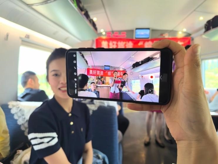 在活動中，旅客紛紛舉起手機(jī)拍攝。顏笑攝