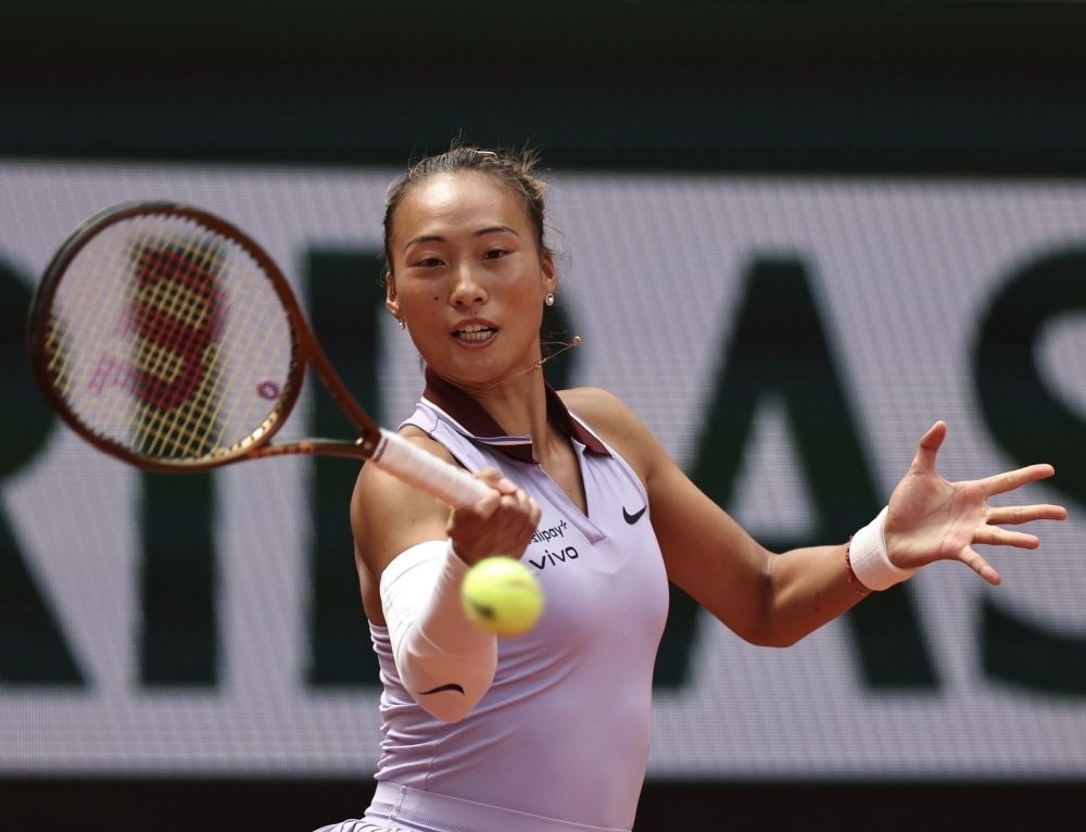 6月1日，鄭欽文在比賽中回球。新華社記者 李京 攝