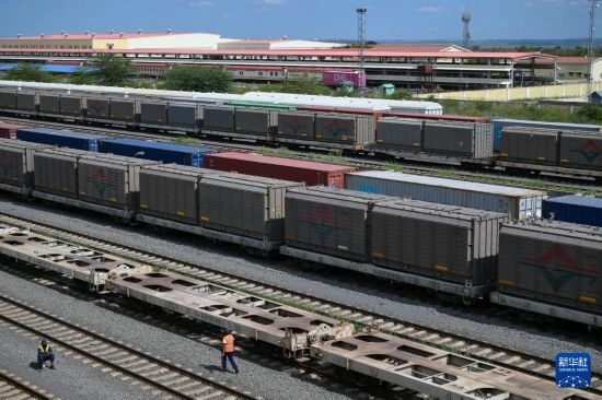 5月31日，在蒙內(nèi)鐵路內(nèi)羅畢站到發(fā)場(chǎng)，鐵路工人在鐵道旁巡檢。新華社記者 楊光 攝