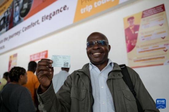 5月31日，在蒙內(nèi)鐵路內(nèi)羅畢站，一名前往蒙巴薩的乘客展示車(chē)票。新華社記者 楊光 攝