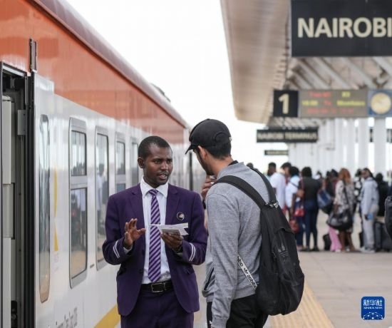 5月31日，在蒙內(nèi)鐵路內(nèi)羅畢站，乘務(wù)員為乘客檢票。新華社記者 李亞輝 攝