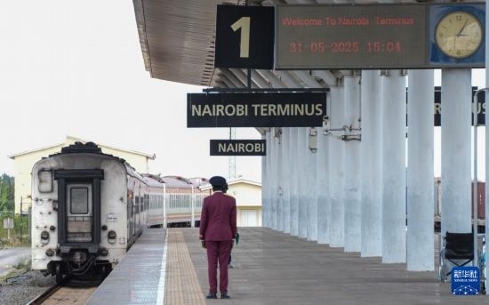 5月31日，在蒙內(nèi)鐵路內(nèi)羅畢站，工作人員目送開(kāi)往蒙巴薩的E2次列車(chē)駛離站臺(tái)。新華社記者 李亞輝 攝