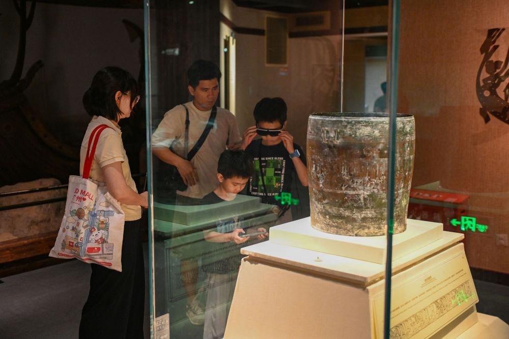 △2025年5月18日，游客在廣東廣州南越王博物院（王墓展區(qū)）體驗(yàn)AR眼鏡智慧導(dǎo)覽服務(wù)。