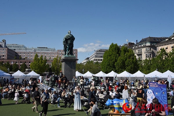 “你好！中國”端午游園會在斯德哥爾摩國王花園廣場舉辦。人民網(wǎng)記者 殷淼攝