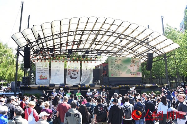 中瑞民眾歡聚國王花園廣場共慶端午佳節(jié)。人民網(wǎng)記者 殷淼攝