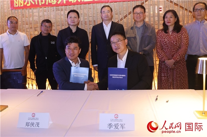 浙江省青田華僑實(shí)驗(yàn)高級(jí)中學(xué)與巴西里約中國(guó)國(guó)際學(xué)校在座談會(huì)上締結(jié)為友好學(xué)校，青田縣人民政府僑務(wù)辦公室主任季愛(ài)軍和擔(dān)任巴西里約中國(guó)國(guó)際學(xué)校董事長(zhǎng)的鄭俠茂作為代表簽署協(xié)議。 人民網(wǎng)記者 時(shí)元皓攝